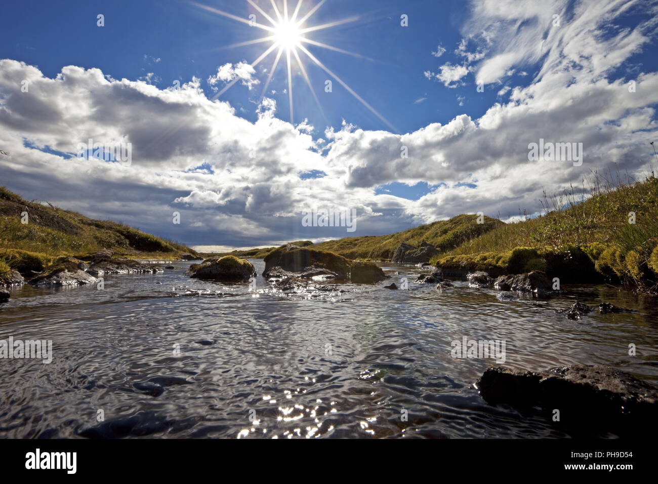 Creek in der Landschaft der Blaskogarheidi, Kaldidalur, Island Stockfoto