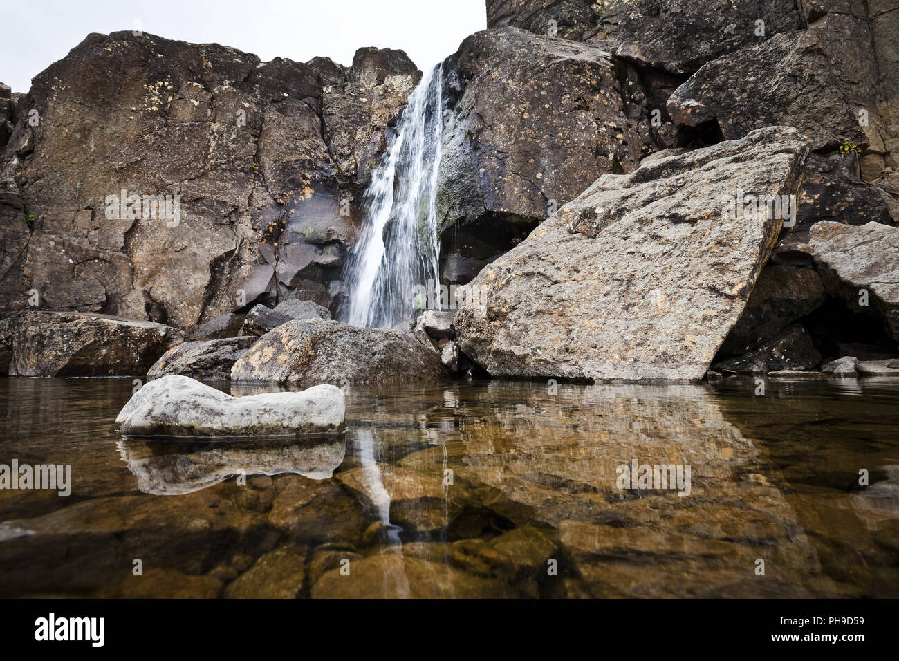 Wasserfall in der Landschaft der Kleifaheidi, Westfjorde, Island Stockfoto
