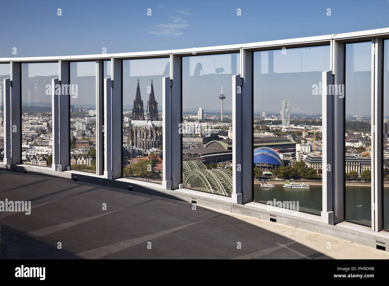 Blick von Koeln Dreieck oberservation Deck in die Stadt mit dem Kölner Dom, Köln, Deutschland Stockfoto