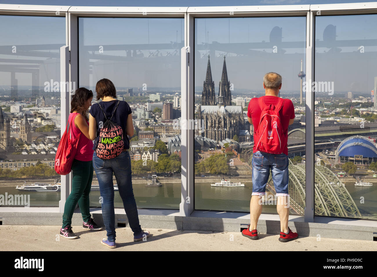 Besucher genießen den Blick aus Koeln Dreieck oberservation Deck in der Stadt, Köln, Deutschland Stockfoto