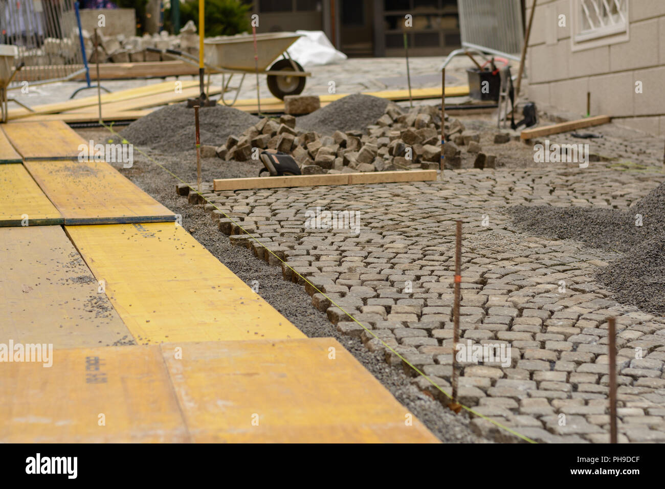 In einer alten Stadt, die Pflastersteine werden erneuert. Stockfoto