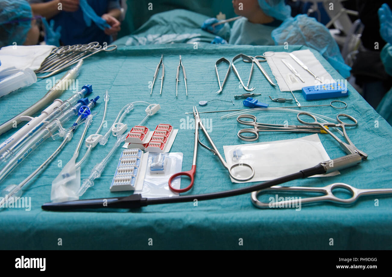 Tools auf einem OP-Tisch in einem Krankenhaus Stockfoto
