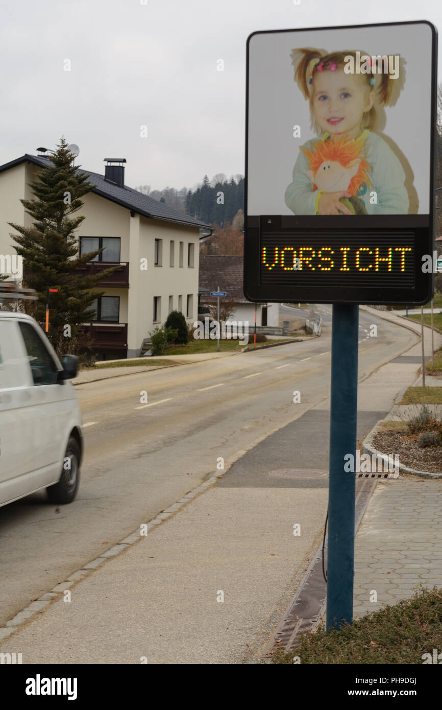 Tachometer zeigt die korrekte Fahrgeschwindigkeit im Straßenverkehr Stockfoto