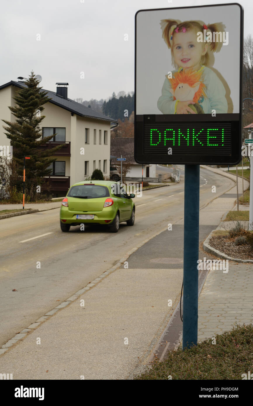 Speed Check zeigt die korrekte Fahrgeschwindigkeit im Straßenverkehr Stockfoto