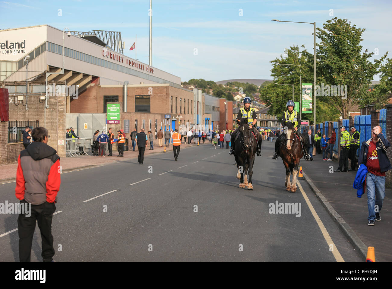 30. August 2018, Turf Moor, Burnley, England; UEFA Europa League Play-off-rückspiel Burnley v Olympiakos Piräus; Polizei Pferde Patrouillen in den Straßen vor Stockfoto