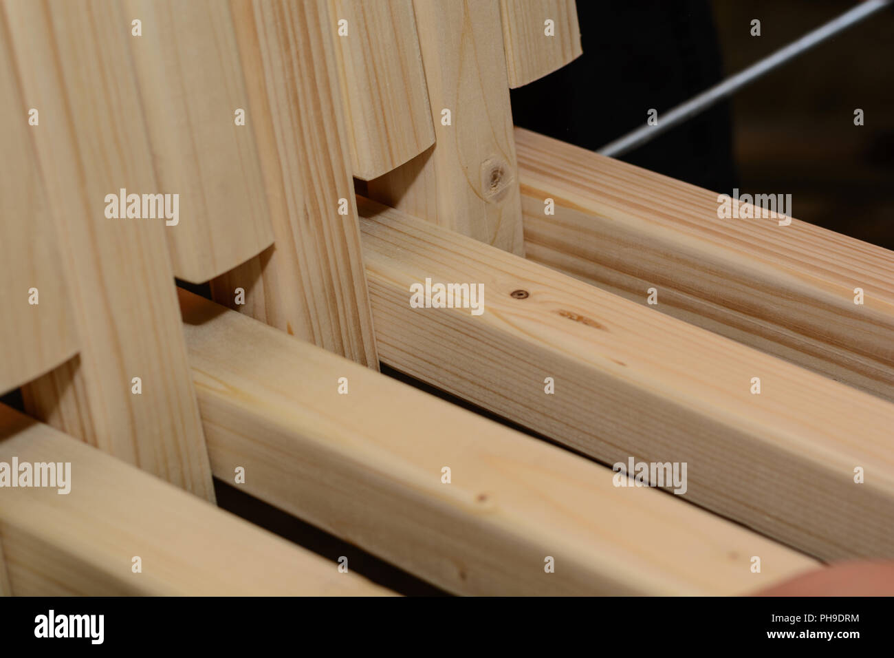Zimmerei Gebäude beweglichen hölzernen Sessel - closeup Holz- Verbindungen Stockfoto