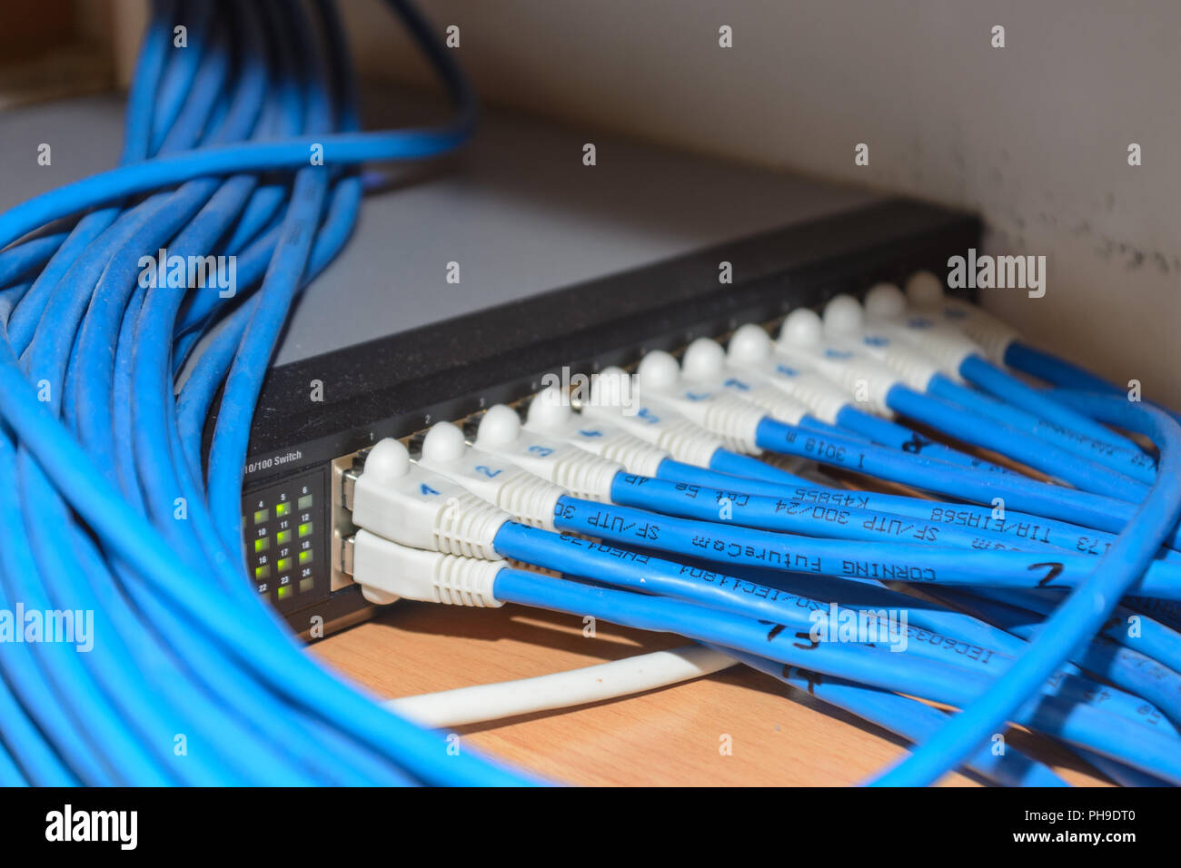 Schalter mit zahlreichen RJ45 Kabel - LAN Stockfoto