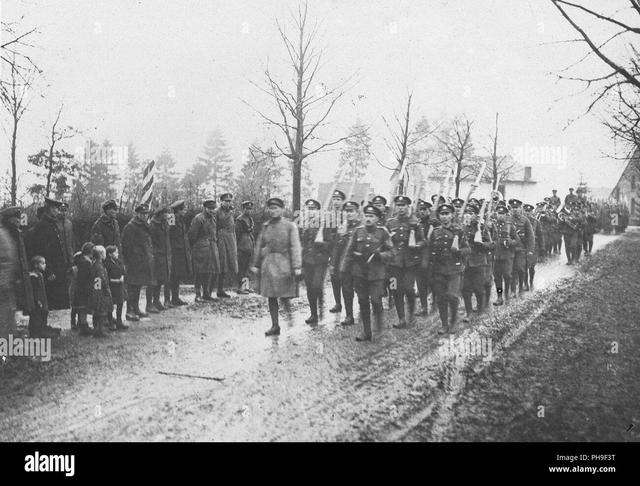 Dezember 1918 oder Januar 1919 - Armee der Okkupation - Canucks pass in Deutschland. Kanadier der Besatzungsarmee Passieren der Grenze in das Gebiet der Bundesrepublik Deutschland auf dem Weg an den Rhein. Stockfoto