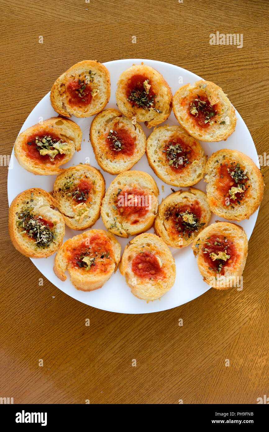 Leichte und köstliche Vorspeisen Bruschetta mit Tomaten und Oregano Stockfoto