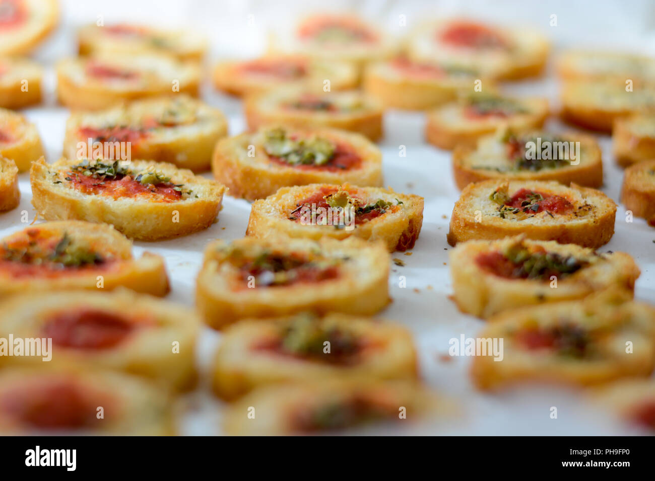 Leichte und köstliche Vorspeisen Bruschetta mit Tomaten und Oregano Stockfoto