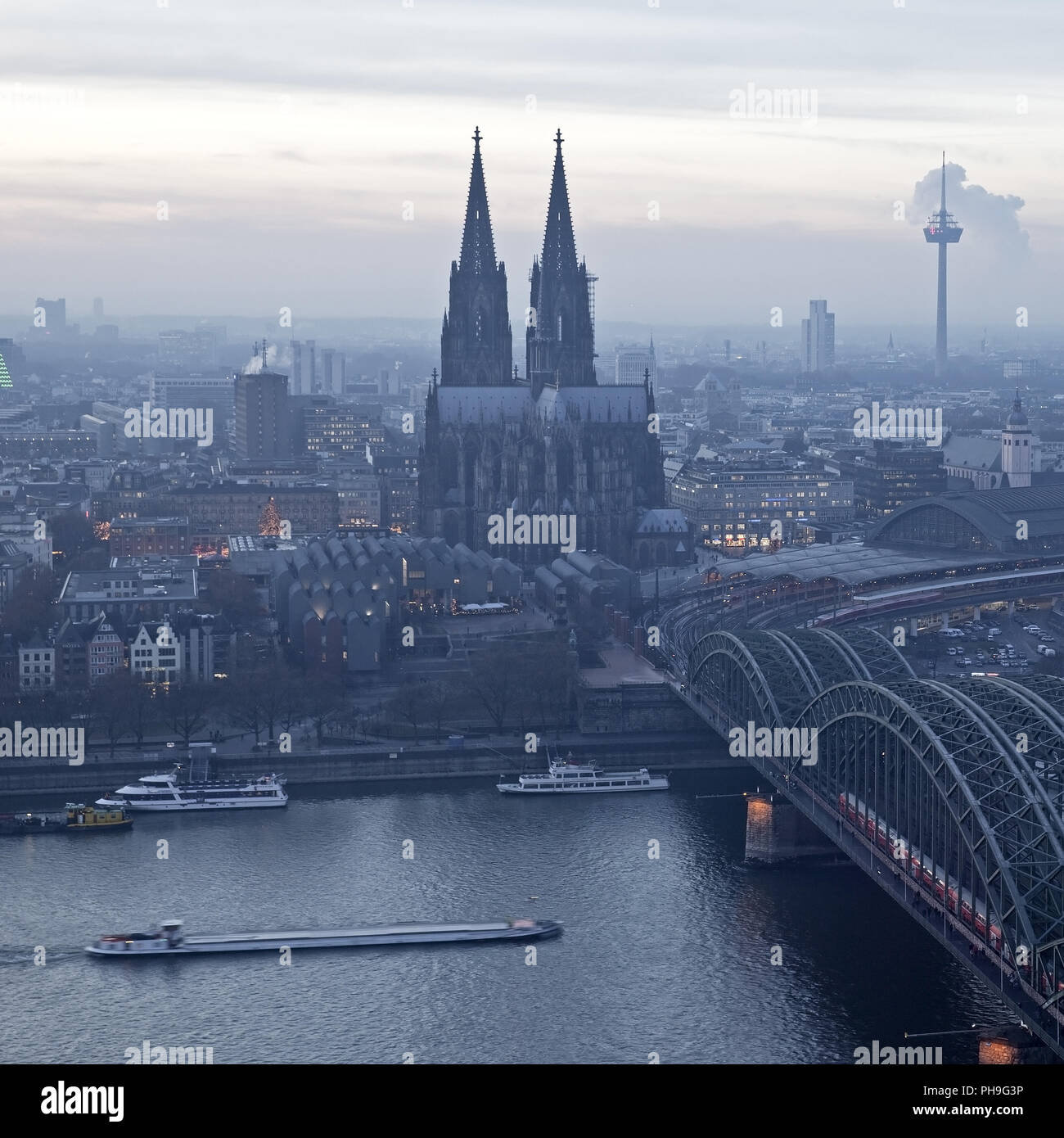 Stadtbild von Köln mit Kathedrale und Brücke über Rhein, Köln, Deutschland, Europa Stockfoto