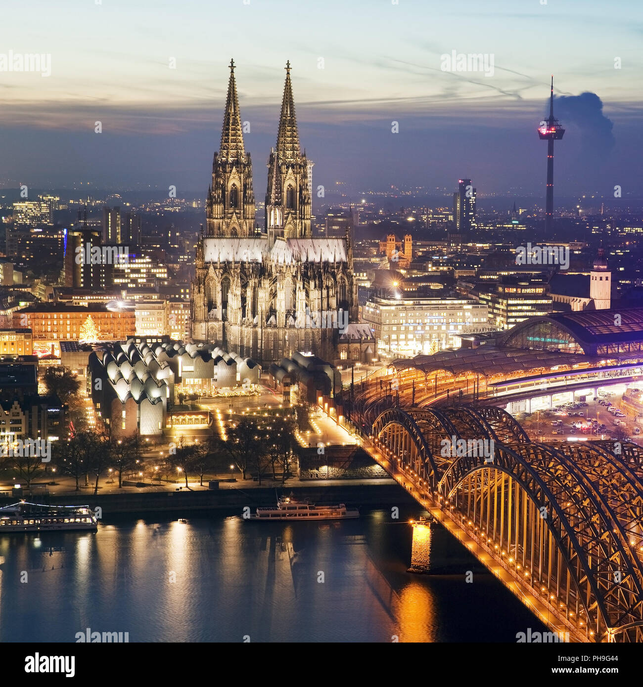 Stadtbild von Köln mit Kathedrale und Brücke über Rhein bei Sonnenuntergang, Köln, Deutschland, Europa Stockfoto