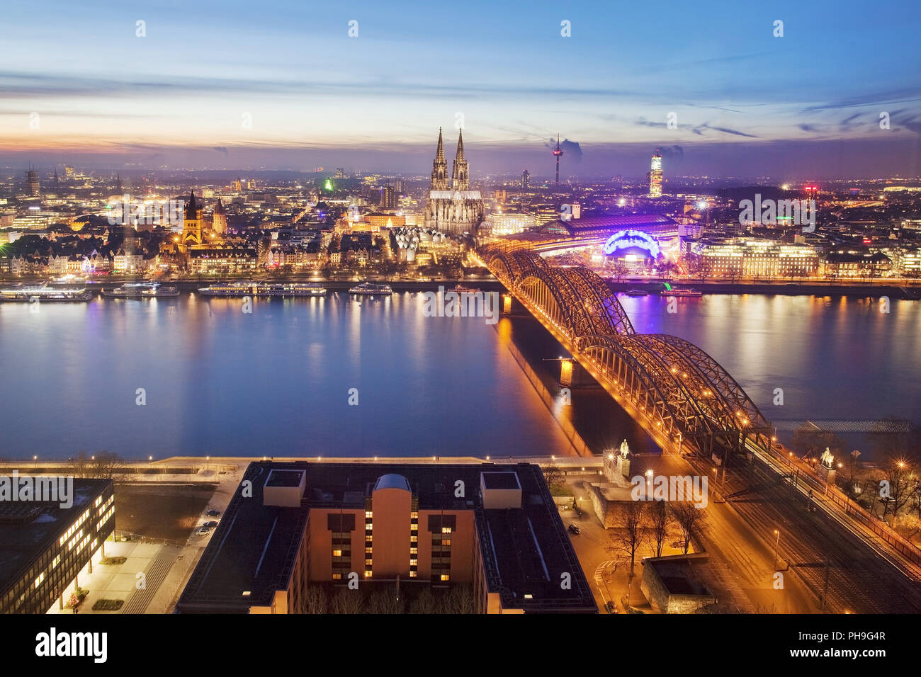 Stadtbild von Köln mit Kathedrale und Brücke über Rhein bei Sonnenuntergang, Köln, Deutschland, Europa Stockfoto