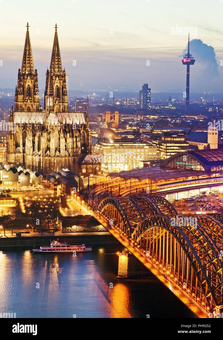 Stadtbild von Köln mit Kathedrale und Brücke über Rhein bei Sonnenuntergang, Köln, Deutschland, Europa Stockfoto