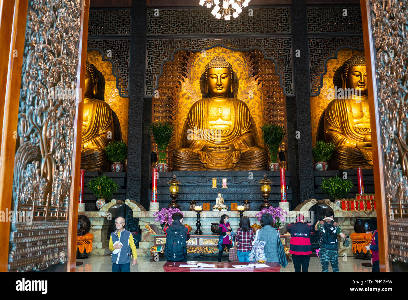 22. Februar 2018, Kaohsiung, Taiwan: Drei Buddha und Leute an der wichtigsten Heiligtum der Sangha Fo Guang Shan Kloster in Kaohsiung, Taiwan beten Stockfoto