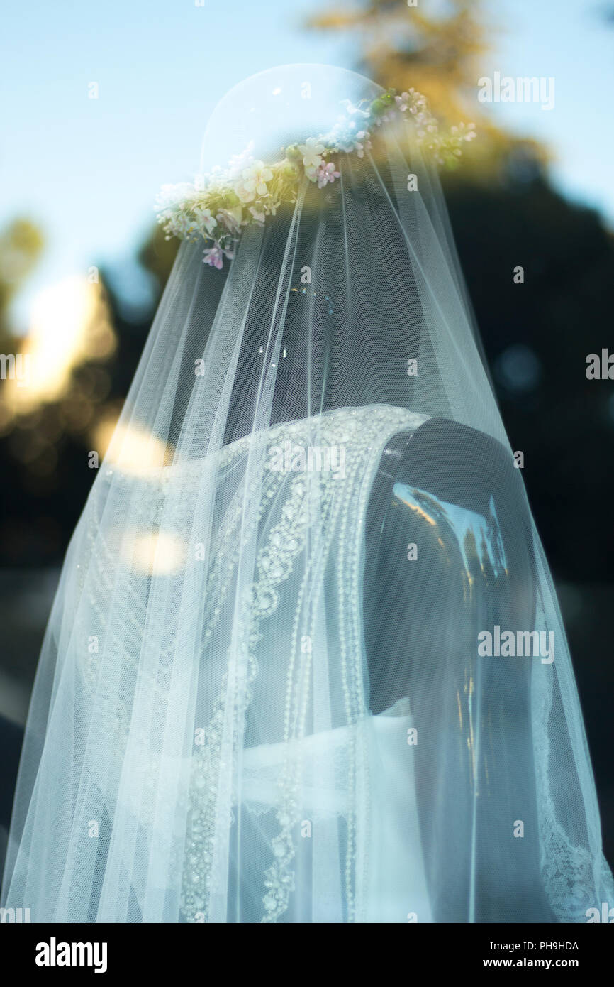 Bridal Boutique Bräute weiß Hochzeit Kleid in Store Fenster Anzeige auf den Einzelhandel mit eleganter Schleier. Stockfoto