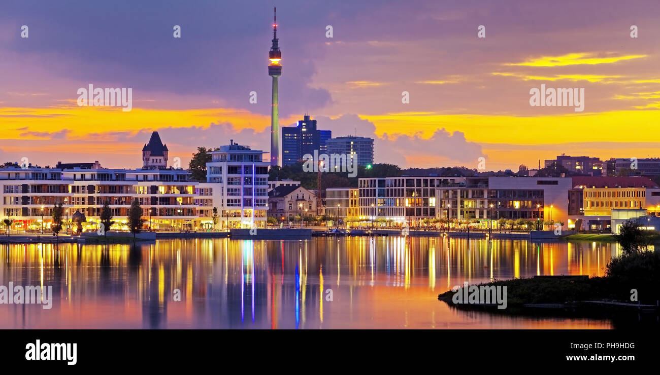 Phoenix See mit den Florian Turm bei Sonnenuntergang Dämmerung, Dortmund, Ruhrgebiet, Deutschland Stockfoto