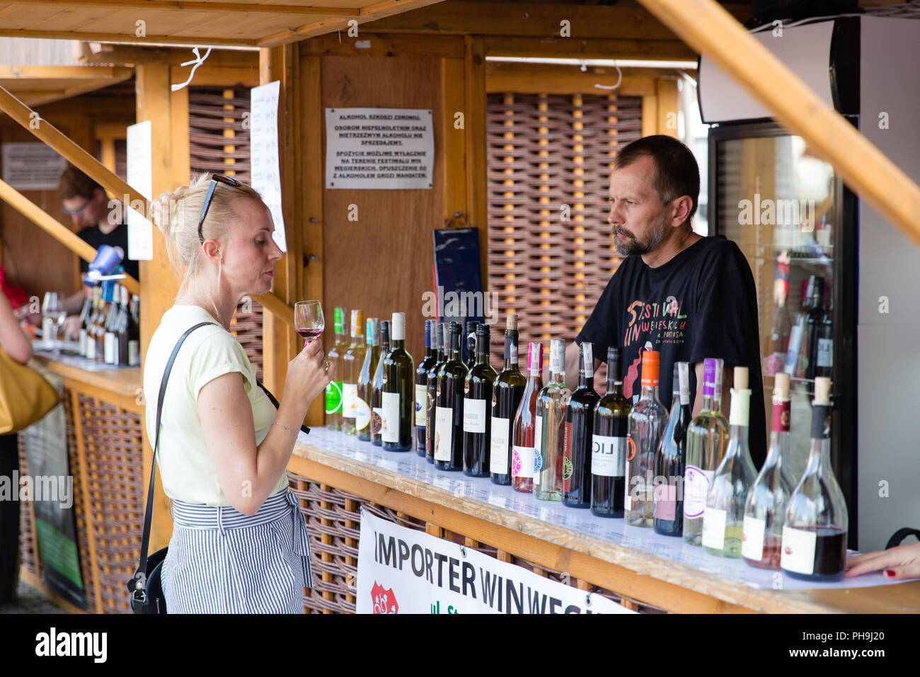 Weinprobe während der Ungarischen Weine Festival in den Karpaten Klima internationale kulturelle Ereignis in Krosno, Polen Stockfoto