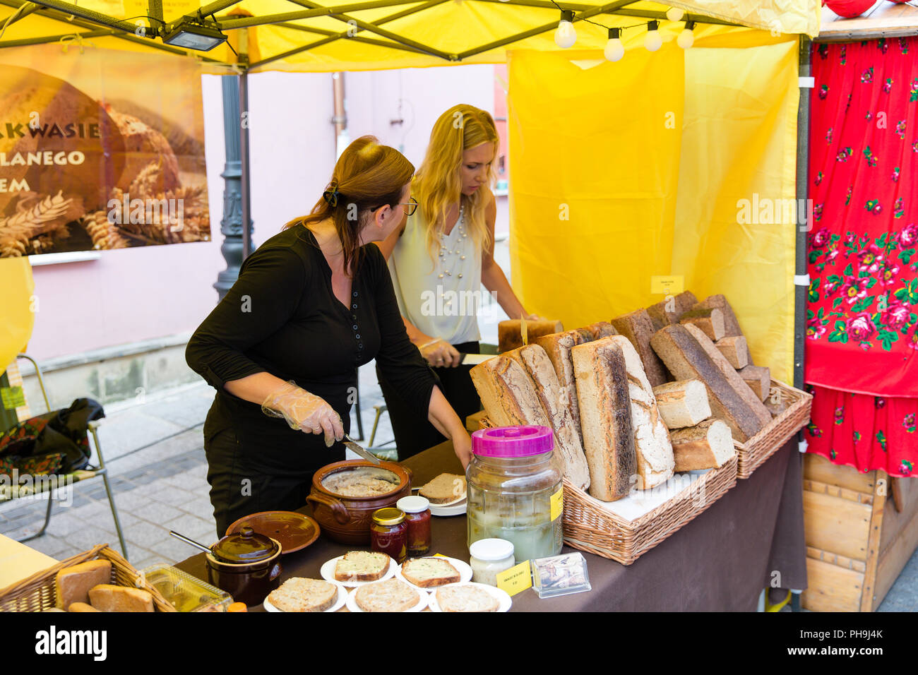 Markt weiterhin mit lokalen Bio Brot und Schmalz Sandwiches mit salzgurken an der Straße Markt in Krosno, Polen Stockfoto