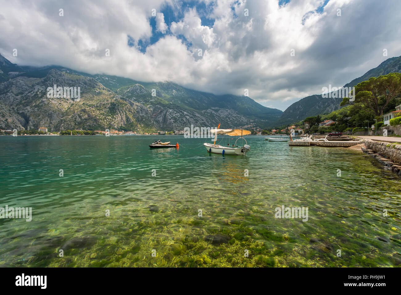 Panoramablick auf die Bucht Boka Kotor, Montenegro. Meereslandschaft mit Boot Stockfoto