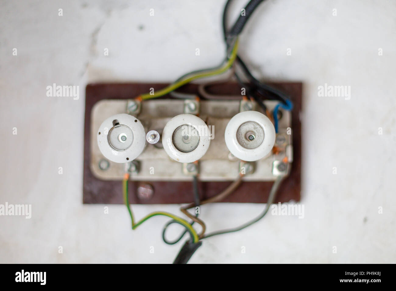 Ungesicherte DIY Sicherungskasten mit elektrischen Kabeln und altes Porzellan Sicherungen Stockfoto