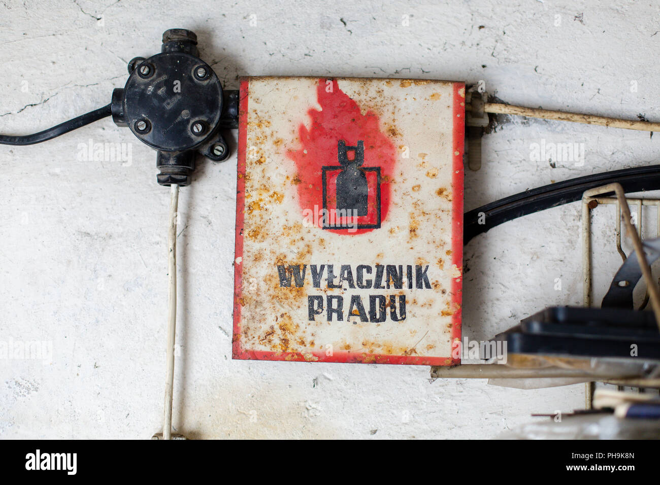 Alte vintage Warnschild in Polnischen informieren wo ist das Abschalten der Stromversorgung im Notfall. Stockfoto