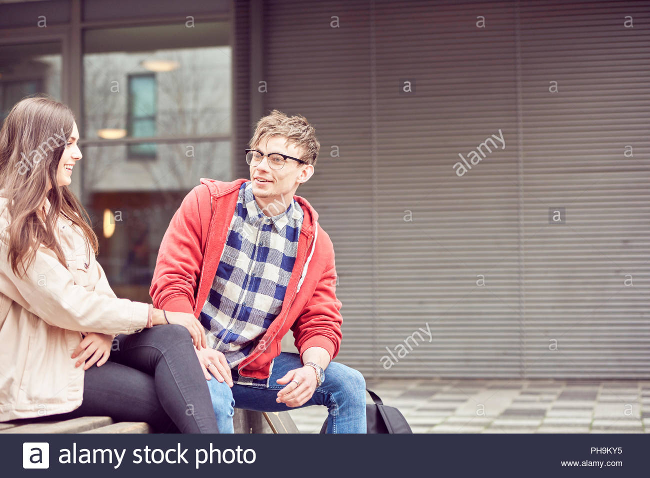 Teenager-paar beisammen sitzen Stockfoto