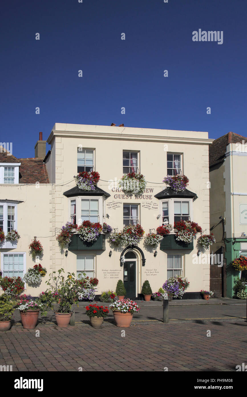 Ein Gästehaus mit viel von hängenden Blumenkörben in Deal an der Küste von Kent Stockfoto