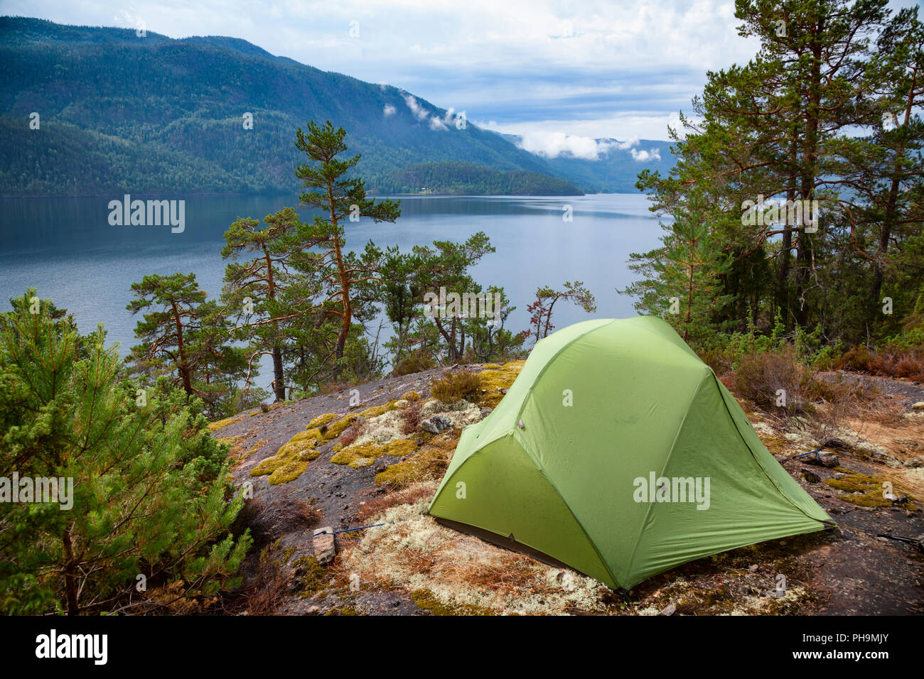 Camping Zelt an der szenischen wilden Campingplatz an einem See mit der  Bergkette im Hintergrund - Camping in Norwegen Stockfotografie - Alamy