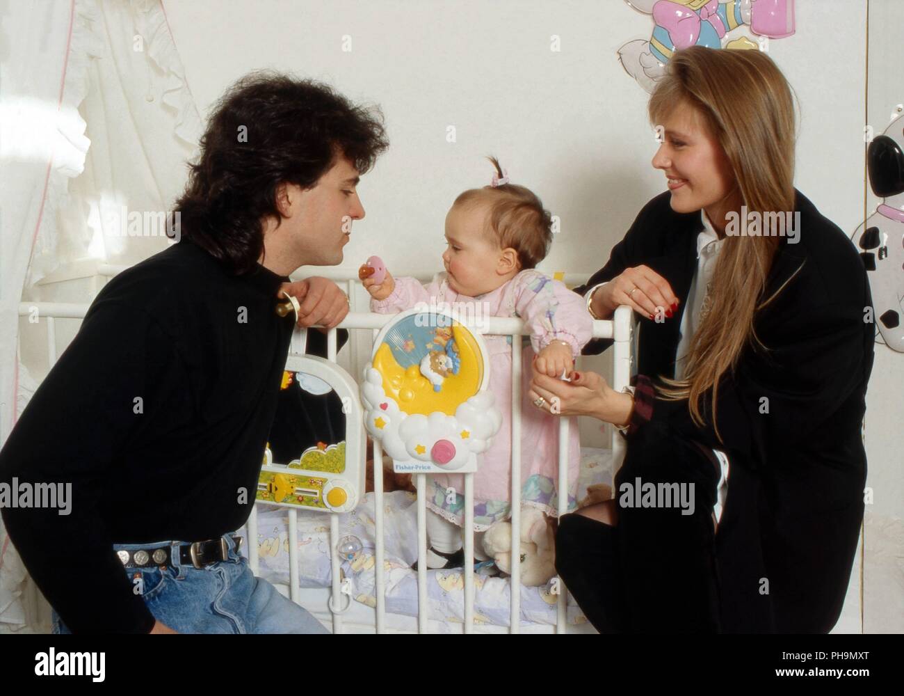 Sanger Nino De Angelo Und Erste Ehefrau Judith Coersmeier Mit Tochter In Koln Deutschland 1989 Sanger Nino De Angelo Mit Seiner Ersten Frau Judith Coer Stockfotografie Alamy