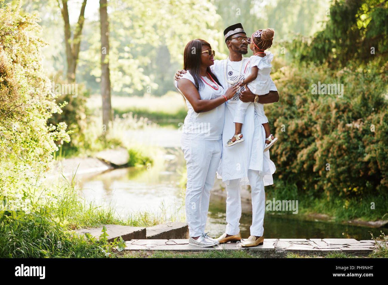 African american reichen Familie auf weiße nigerian national Kleidung Stockfoto