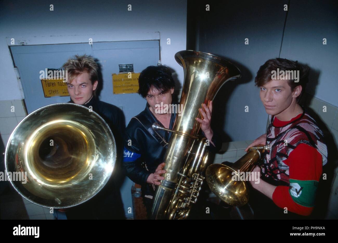 "Alphaville", deutsche Synthie Pop Band, albern vor bei einem TV-Auftritt in Köln, Deutschland 1984. Deutsche synth pop band 'Alphaville' dumm vor p Stockfoto