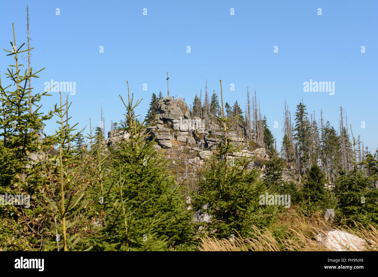 Naturschutzgebiet Dreisesselberg - gipfelkreuz einer touristischen Destination Stockfoto