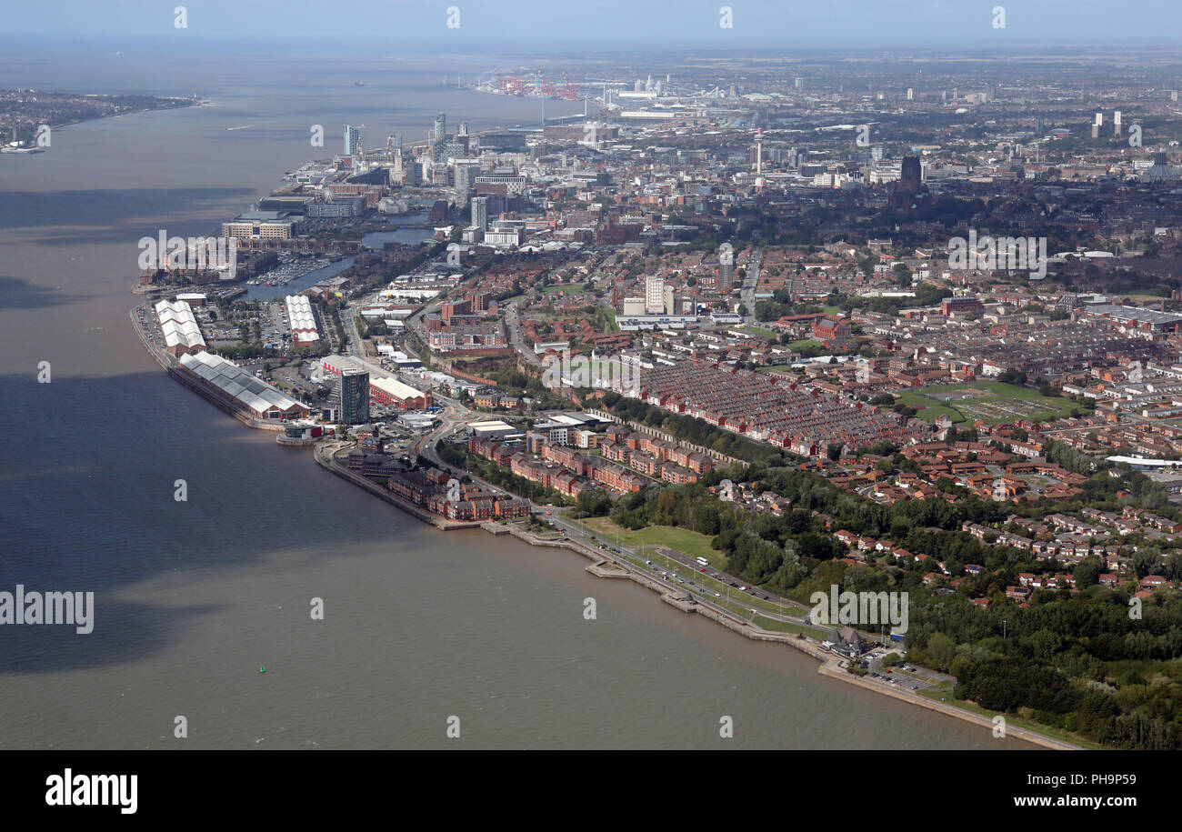 Luftaufnahme von Liverpool aus über die Mersey mit dem Festival Gärten und Riverside Drive in der unmittelbaren Vordergrund Stockfoto