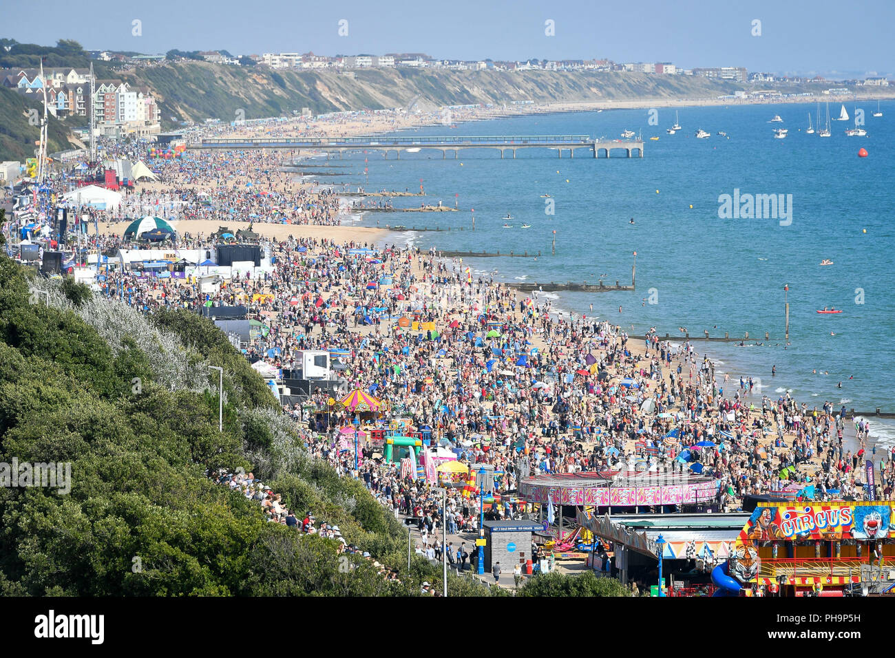 Tausende strömen zum Strand von Bournemouth während der jährlichen Luft Tag als Temperaturen beginnen über Teile von Großbritannien in der Zeit für das Wochenende zu klettern. Stockfoto