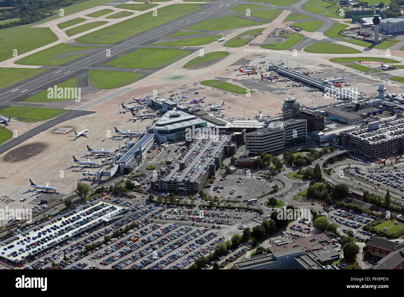 Luftaufnahme von Terminal 3 auf dem Flughafen Manchester mit 6 Ryanair & 1 Flybe Flugzeuge bis geparkt Stockfoto