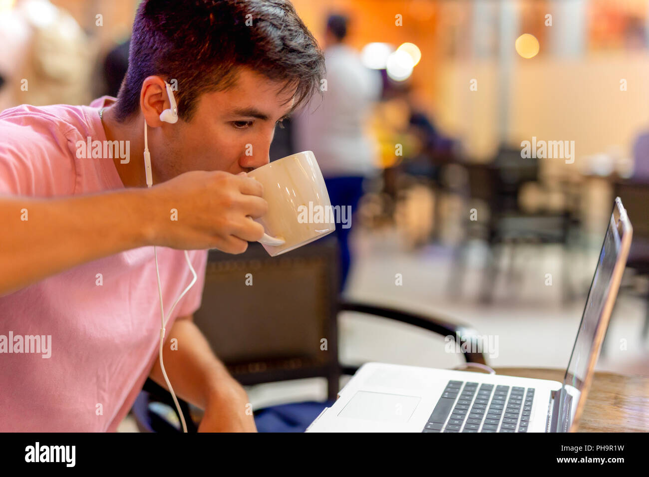 Mischlinge studen Kaffee trinken während der Arbeit am Computer Laptop Stockfoto