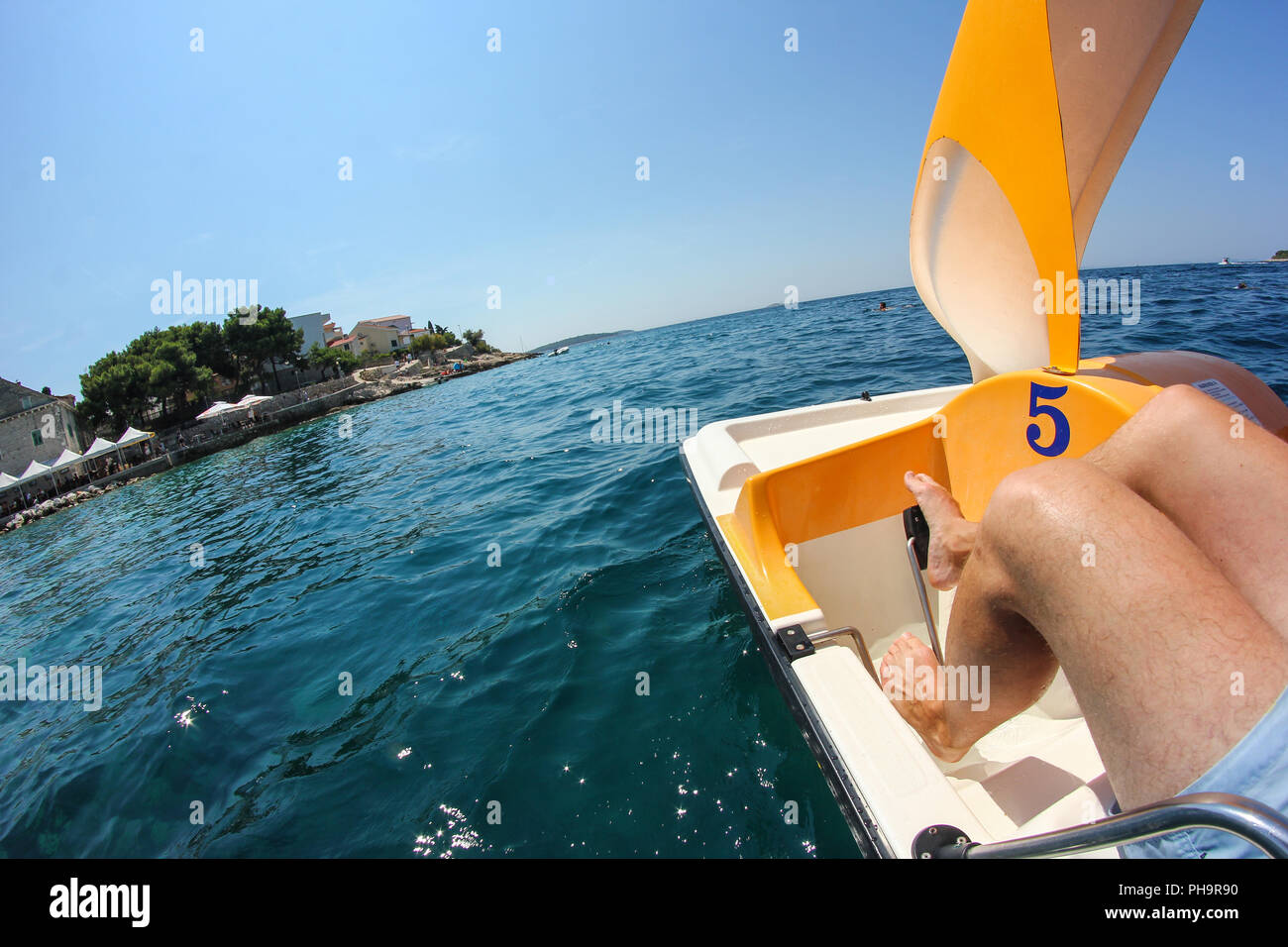 Ein Bild von einem gemieteten Tretboot auf dem Meer in der Nähe der kroatischen Küste. Sonnigen Tag und gute Erholung im Urlaub. Stockfoto
