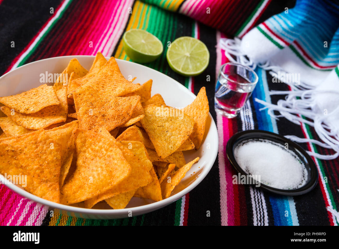 Nachos Chips in eine Schüssel tequila Kalk und Salz Stockfoto