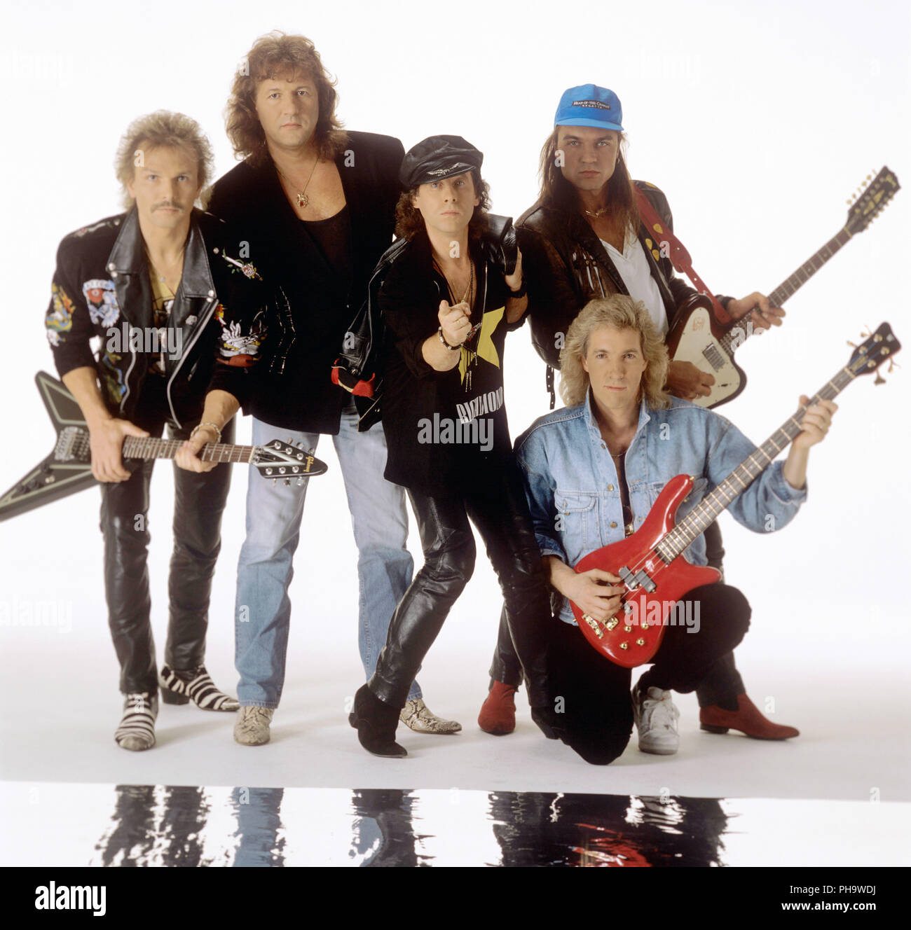 Scorpions (V.l. Rudolf Schenker, Herman Rarebell, Klaus Meine und Matthias Jabs, Francis Buchholz) am 17.10.1990 in München. | Verwendung weltweit Stockfoto