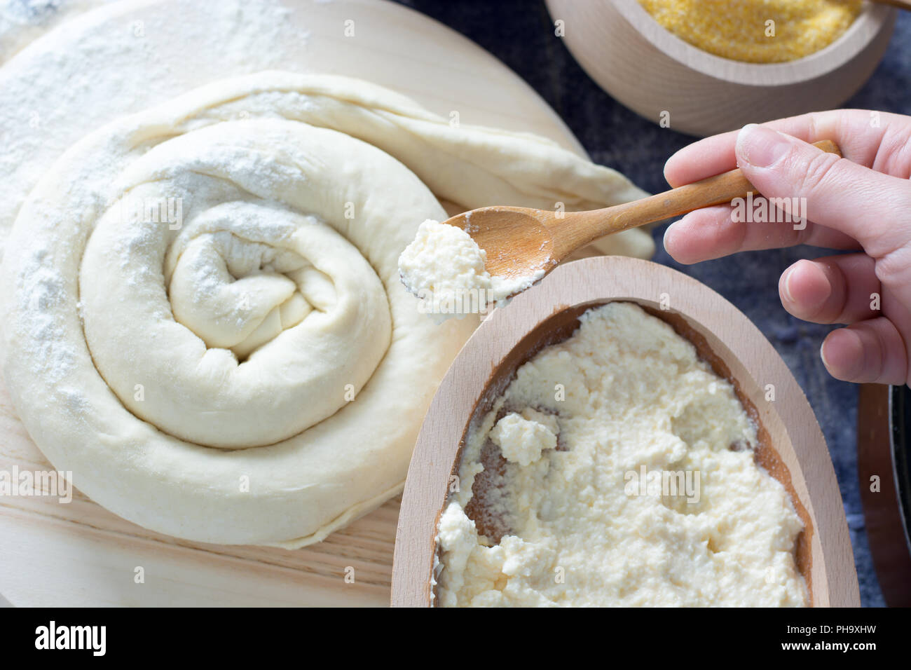 Weibliche Hand herauf geschmolzenen Käse aus Houten Stockfoto