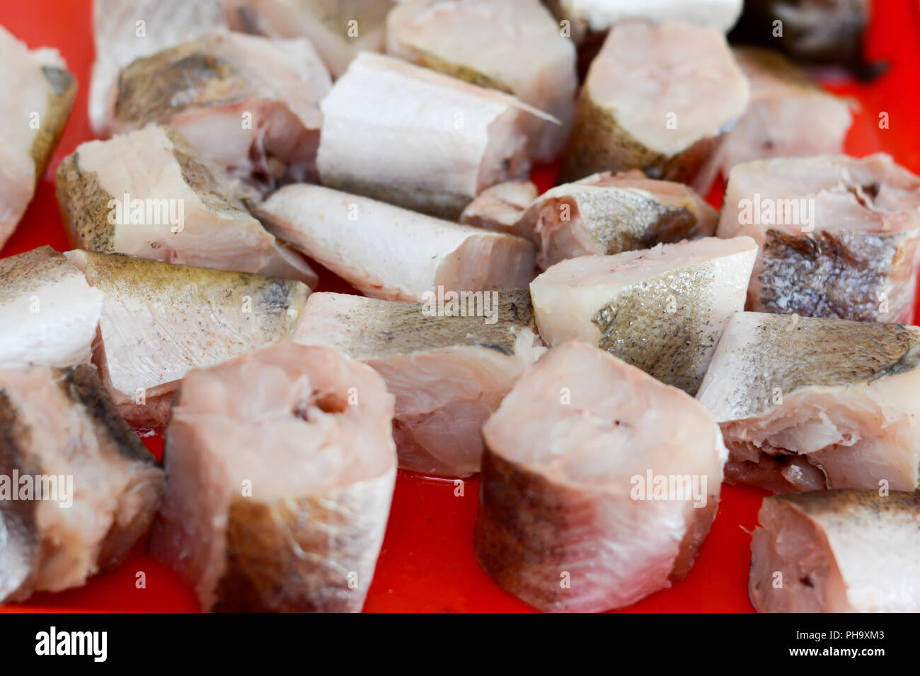 Fischen Seehecht in Scheiben geschnitten und gehackt und gebacken werden vorbereitet Stockfoto