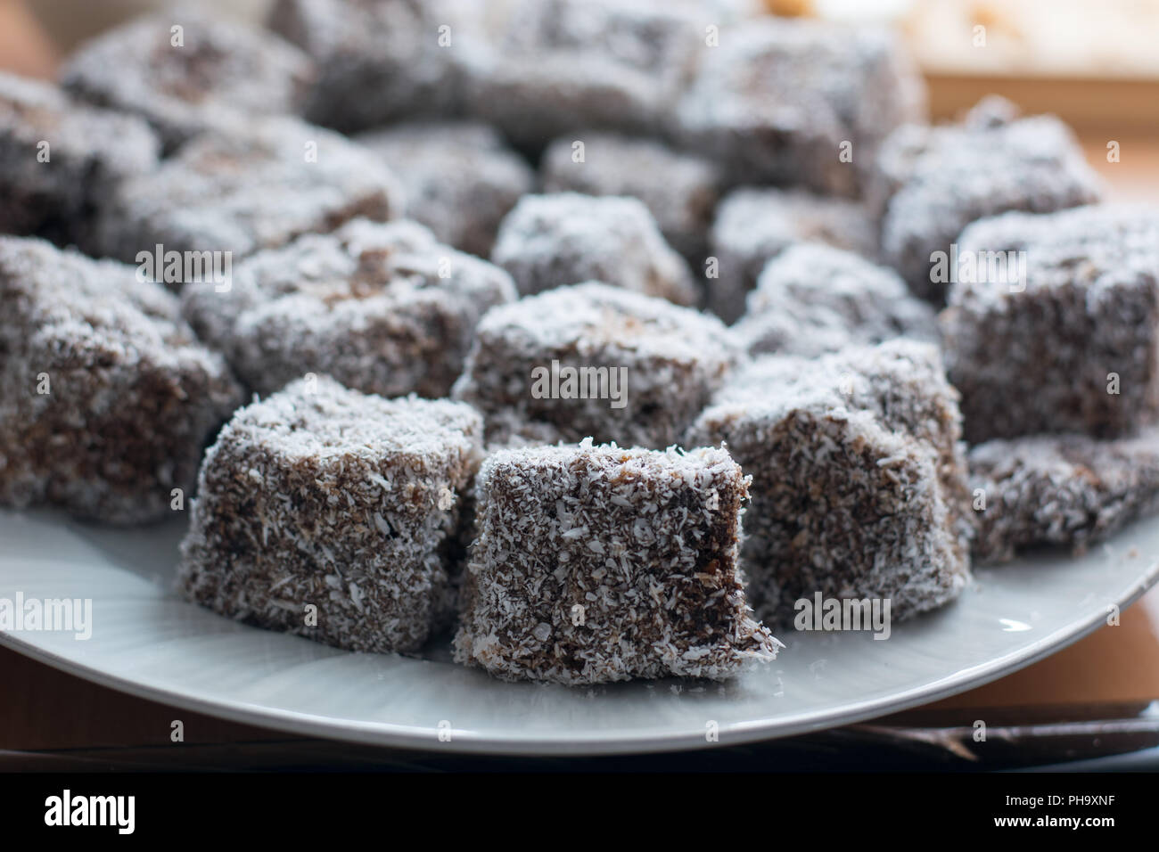 Nahaufnahme von Schokolade Kuchen mit Kokos Mehl Stockfoto