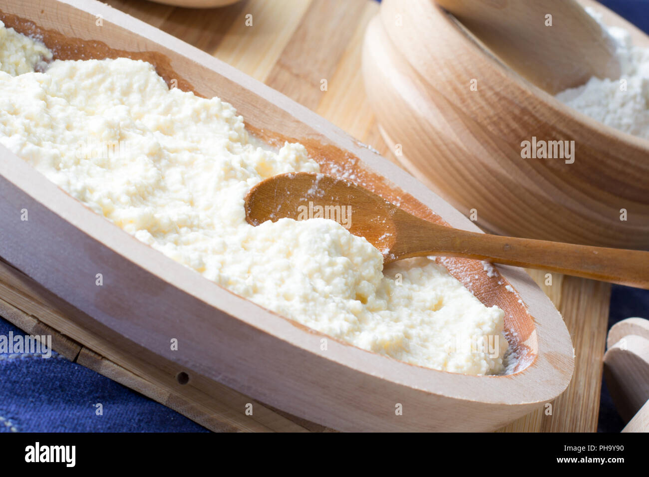 Geschmolzenen Käse für den Käse torte vorbereitet Stockfoto