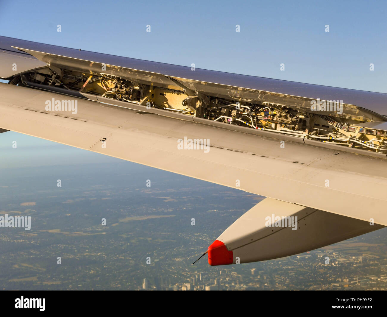 Druckluftbremse Klappe komplett geöffnet auf dem Flügel eines Verkehrsflugzeugs, das Flugzeug zur Landung zu verlangsamen. Stockfoto