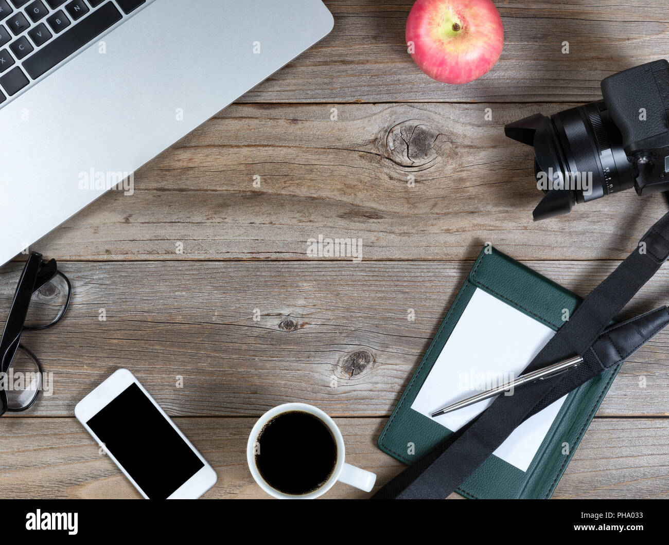 Arbeiten desktop Grenze in Draufsicht auf rustikalem Holz Stockfoto