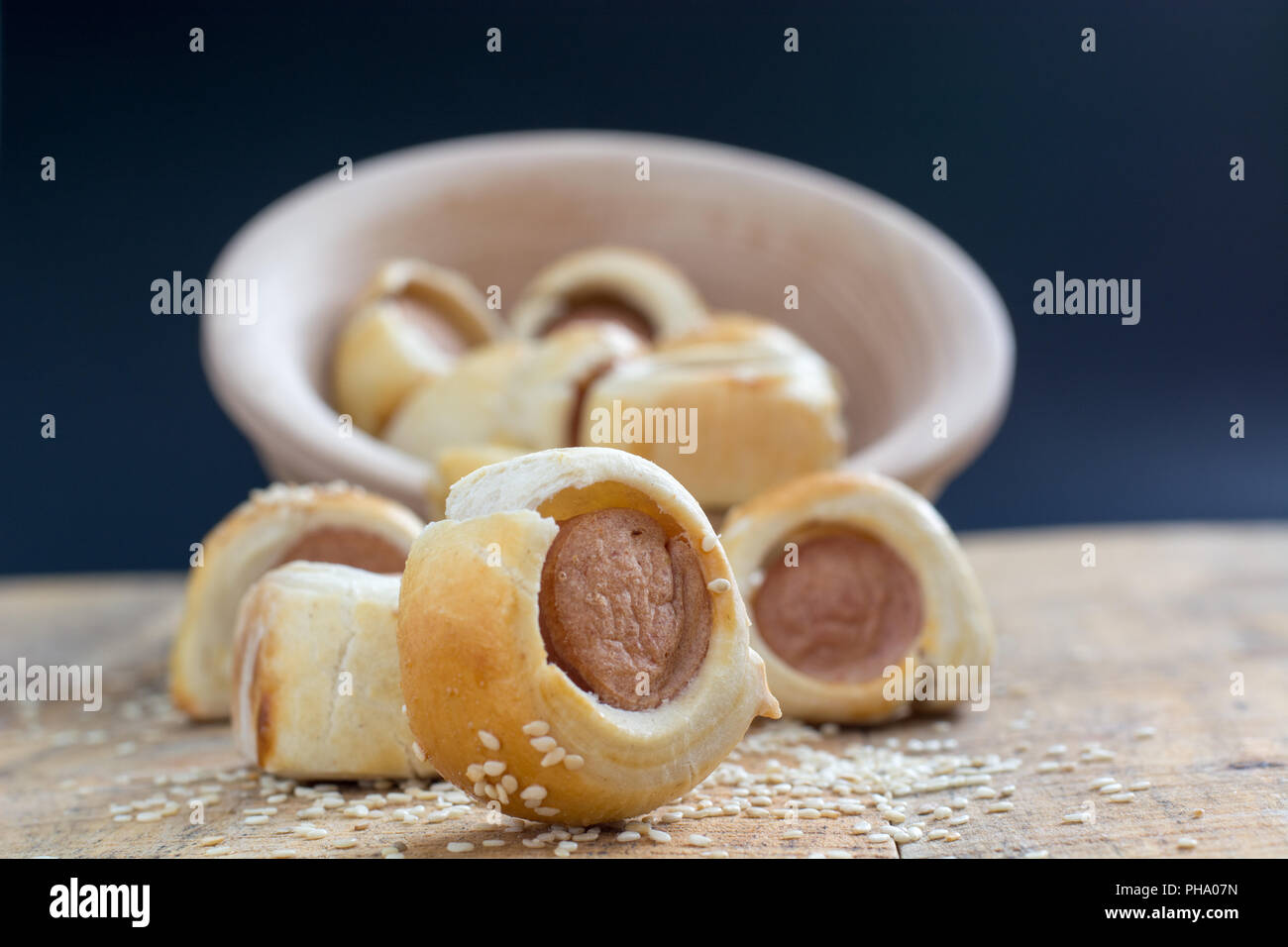 Wurst in Croissantteig gebackene Kühlung auf Metall Rack gerollt. Stockfoto