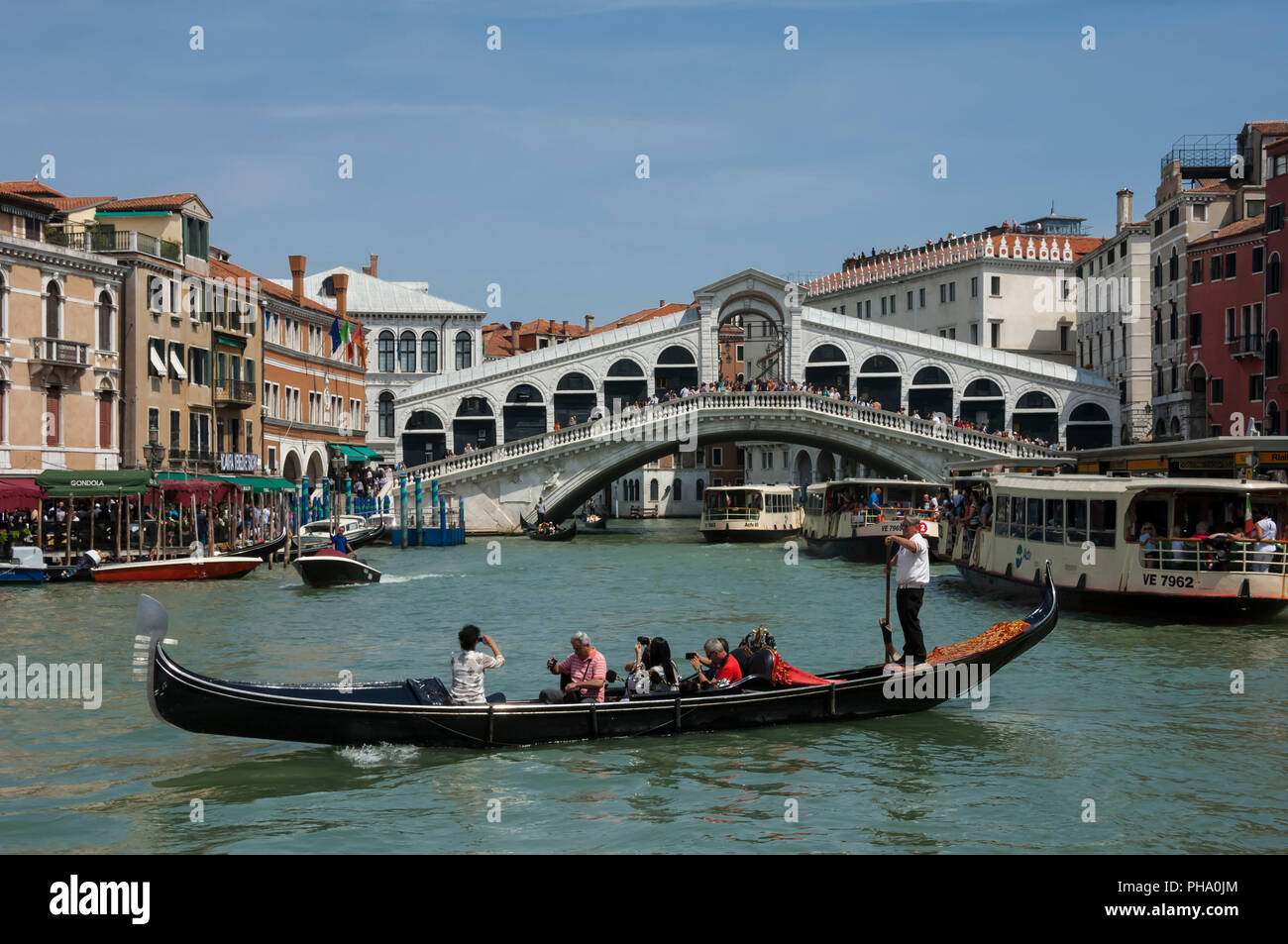 Rialto Brücke und Gondeln auf dem Canal Grande, Venedig, UNESCO-Weltkulturerbe, Venetien, Italien, Europa Stockfoto