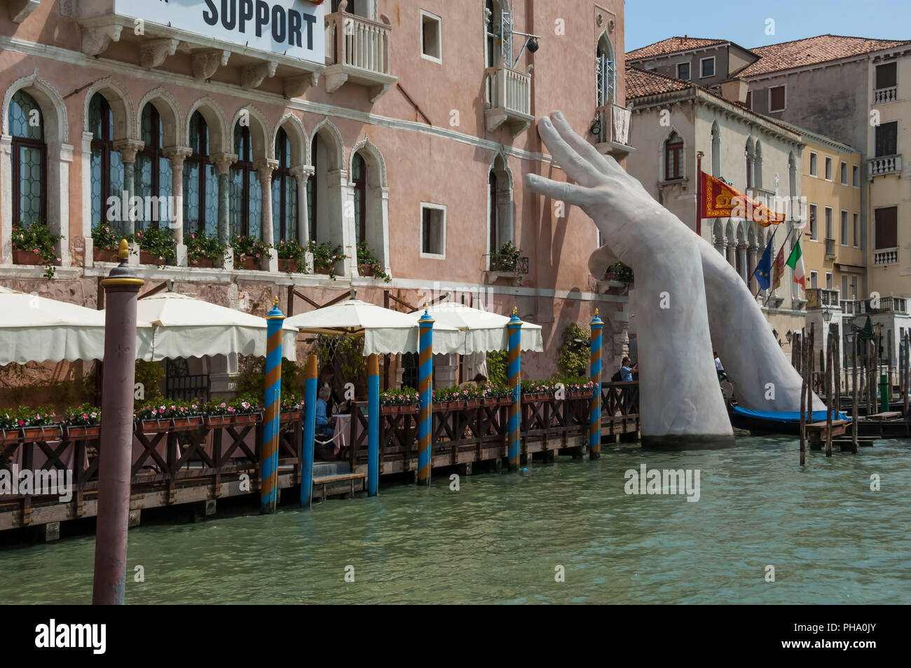 Hände, Grand Canal, Venice, UNESCO-Weltkulturerbe, Venetien, Italien, Europa Stockfoto