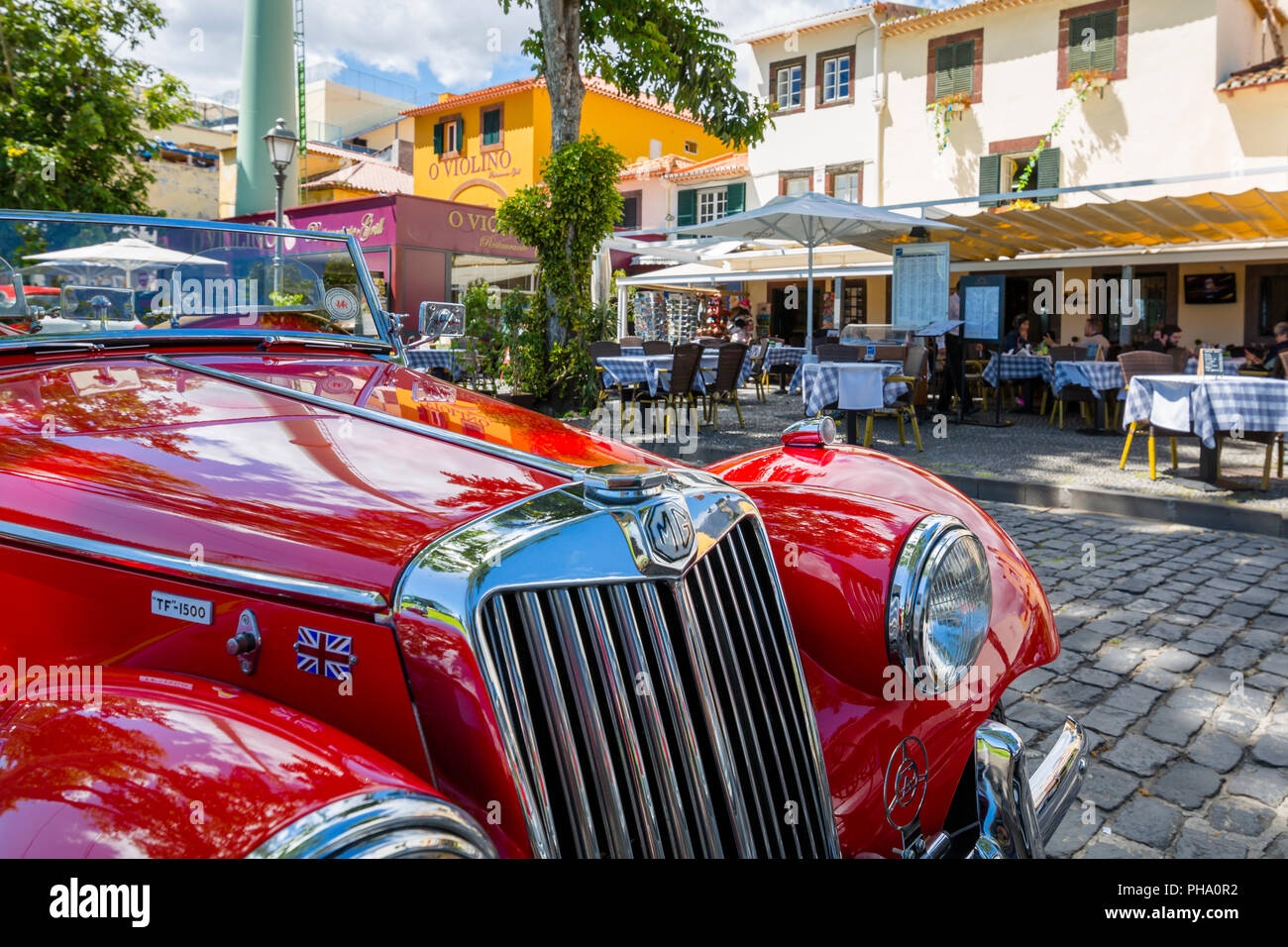 Blick auf rot vintage MG Auto vor der traditionellen Al Fresco Restaurant in der Altstadt, Funchal, Madeira, Portugal, Europa Stockfoto
